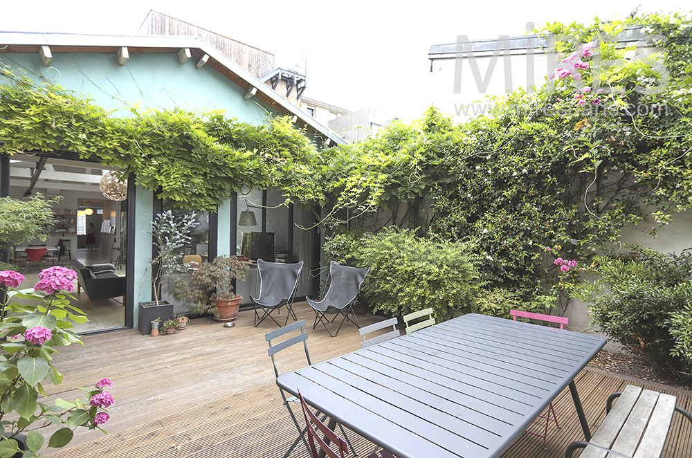 C1843 – Wooden terrace surrounded by plants