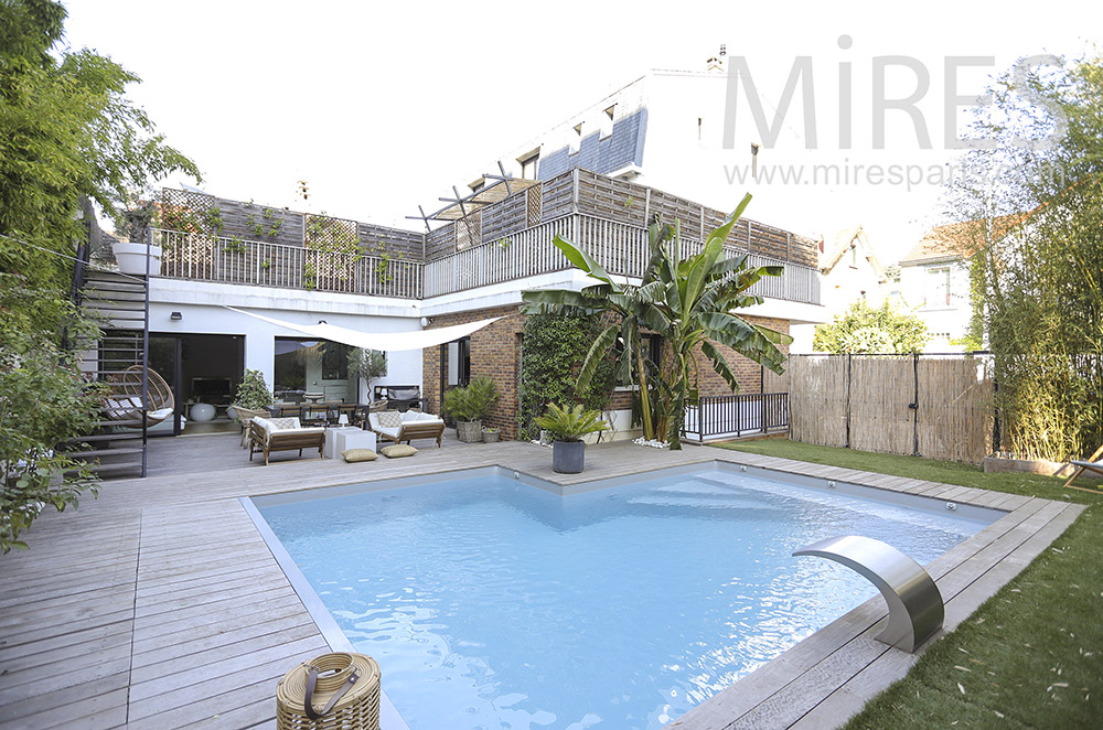 C1856 – Modern house with swimming pool and rooftop