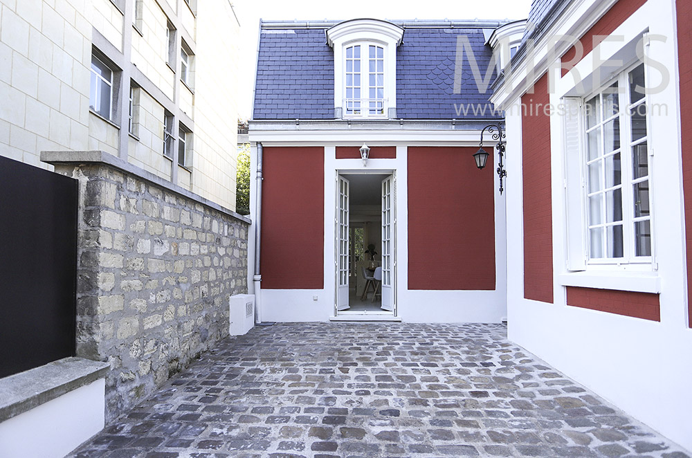 C1846 – Small paved courtyard