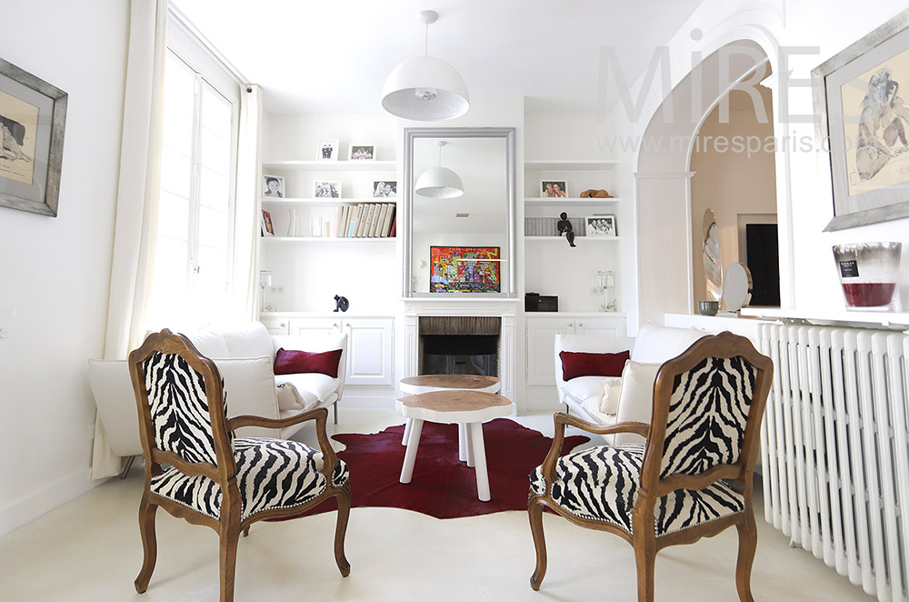 C1846 – White living room and zebra armchairs