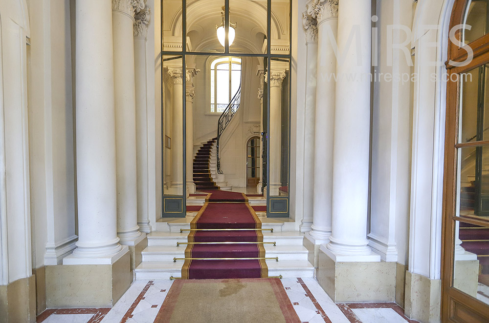 C1849 – Entrance with columns