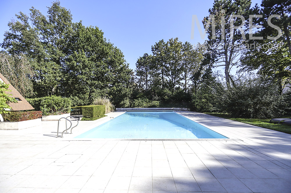 C1855 – Swimming pool lined with slabs