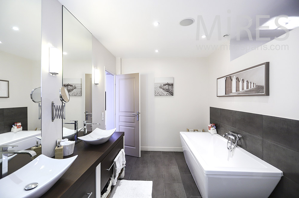 C1856 – Modern black and white bathroom