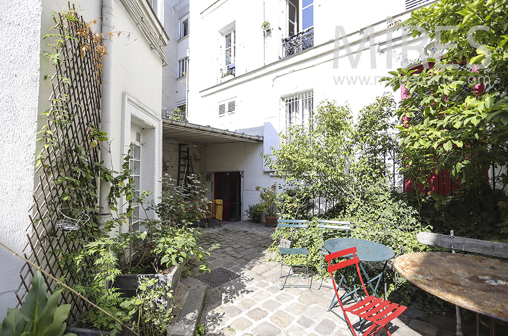 C1858 – Paved entrance courtyard