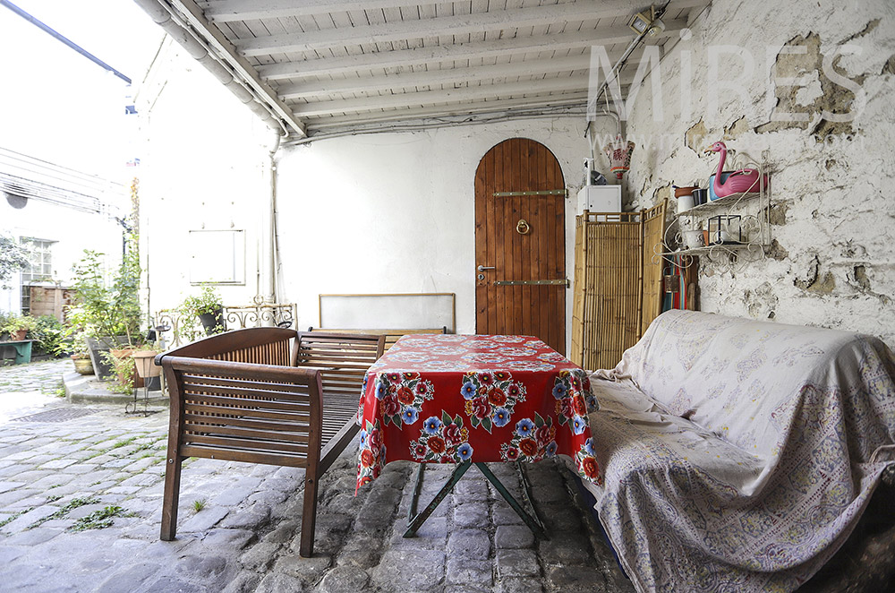 C1858 – Bohemian living room in a paved courtyard