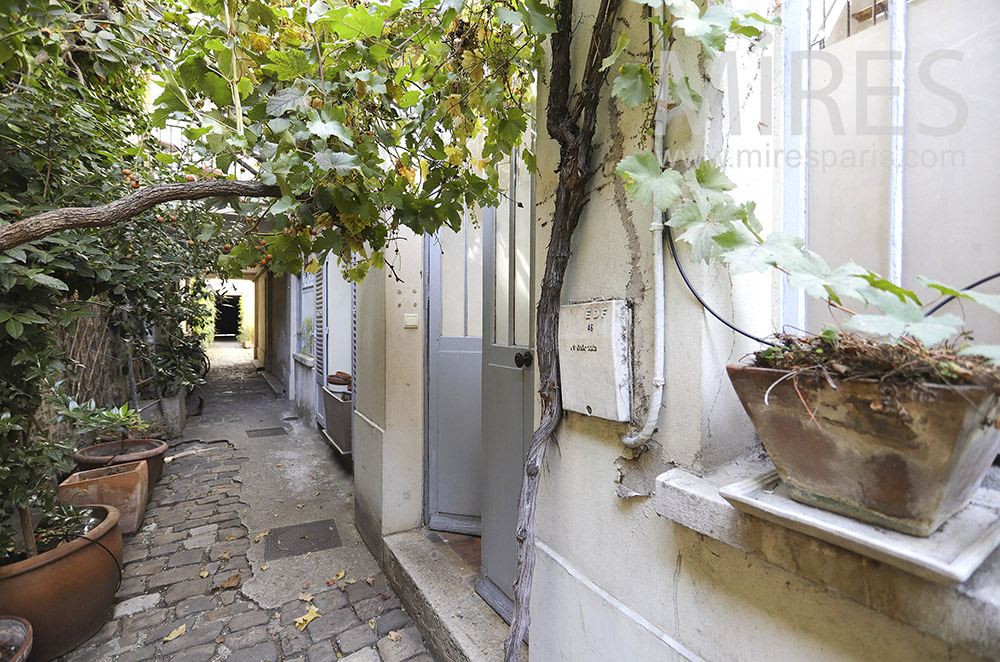 C1859 – Entrance alley