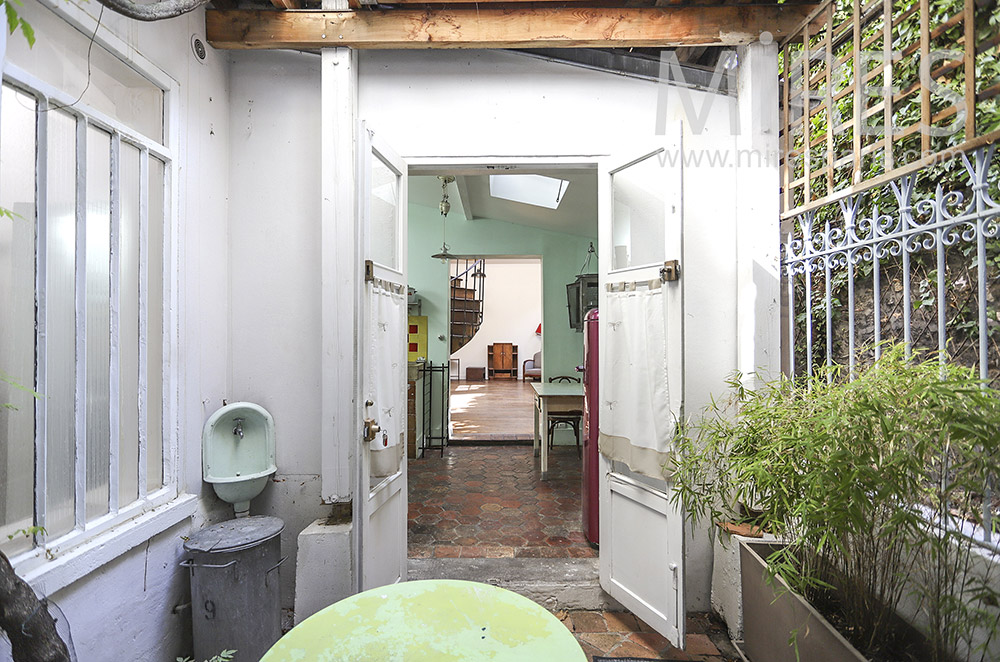 C1859 – Small building courtyard