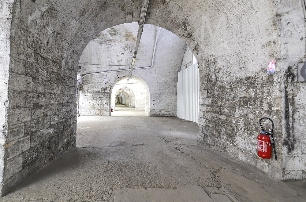 Couloirs tunnels de garage. C1860