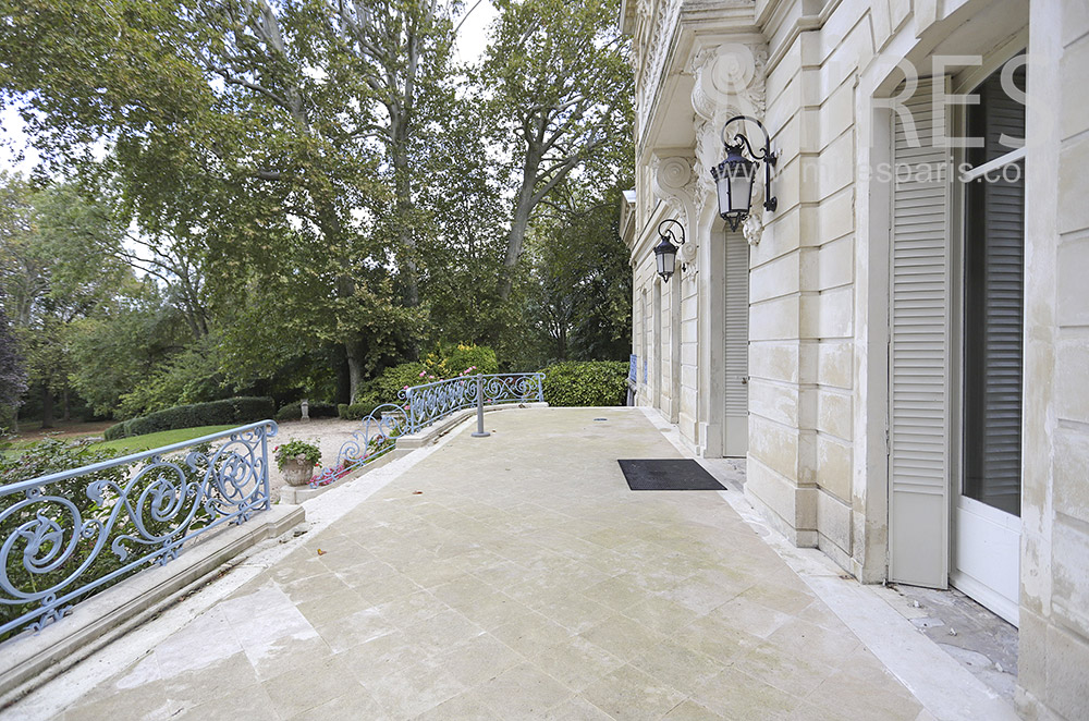 C1865 – Large terrace facing the park