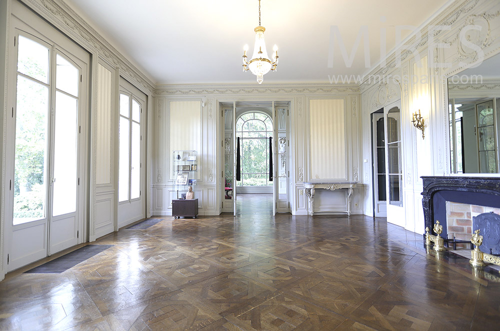 C1865 – White living room, terrace access