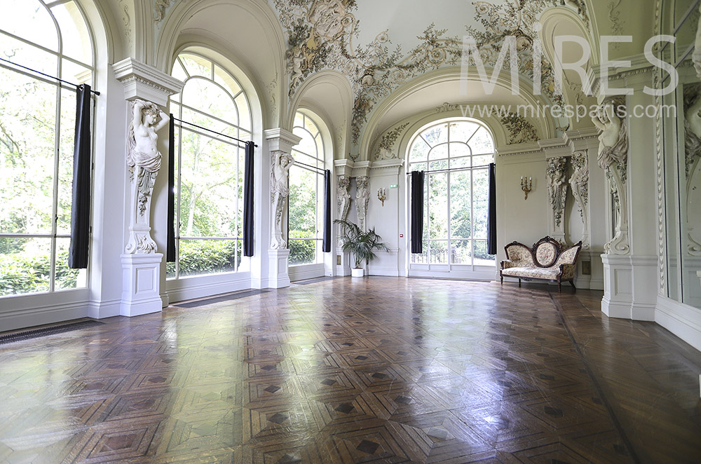 C1865 – Beautiful old lounge with caryatids