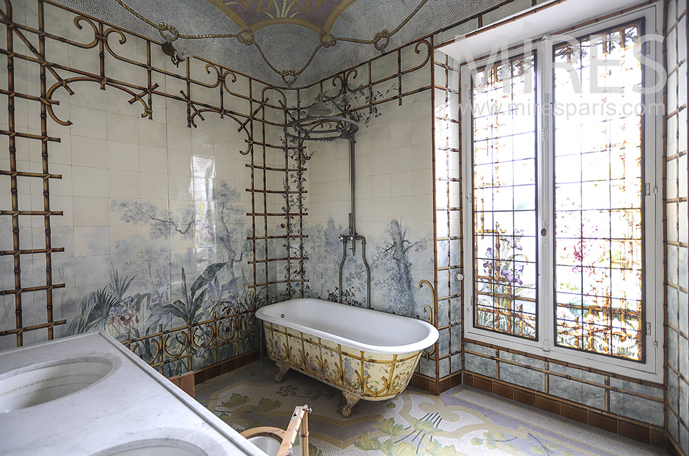 C1865 – Old tiled bathroom