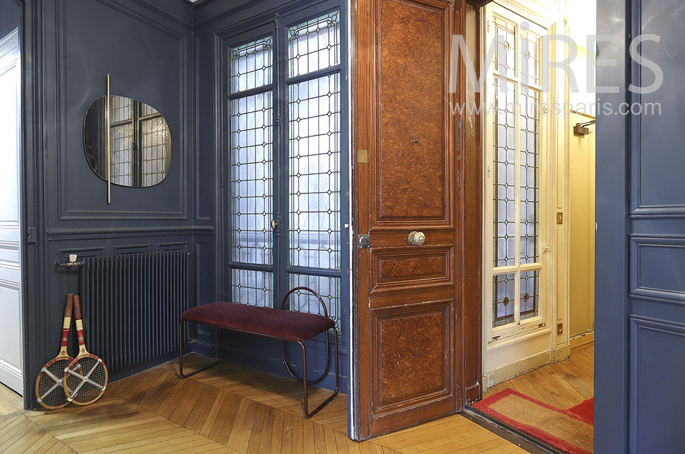 Entrée noire à vitraux. C1872