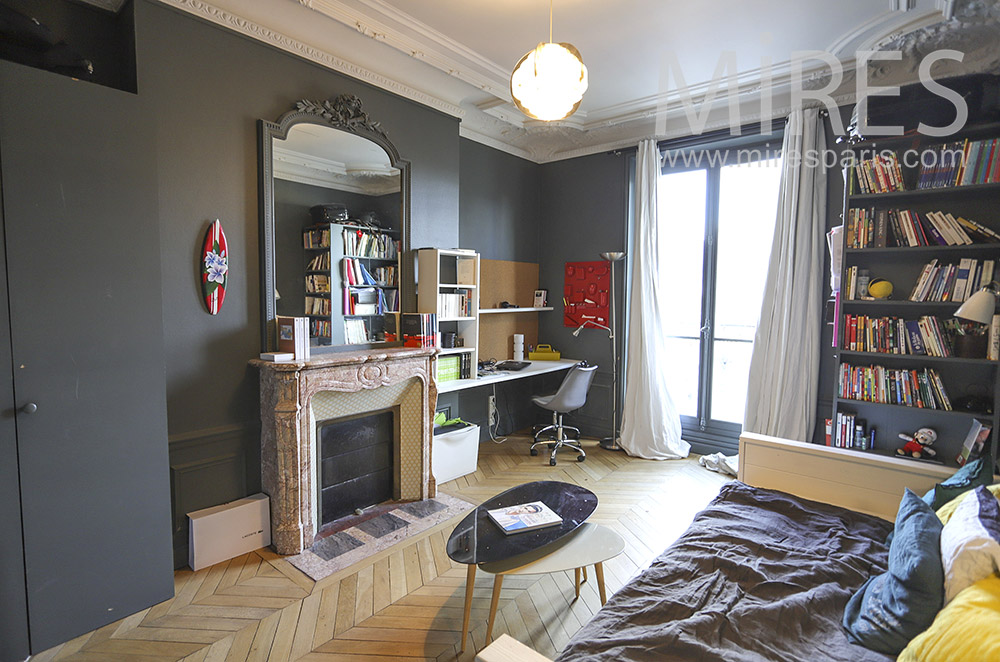 Chambre d’ado, murs noirs. C1876