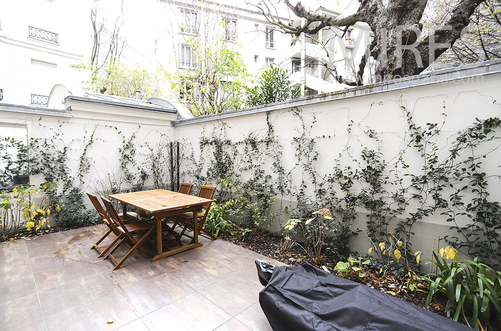 C1879 – Terrasse entourée de murs blancs