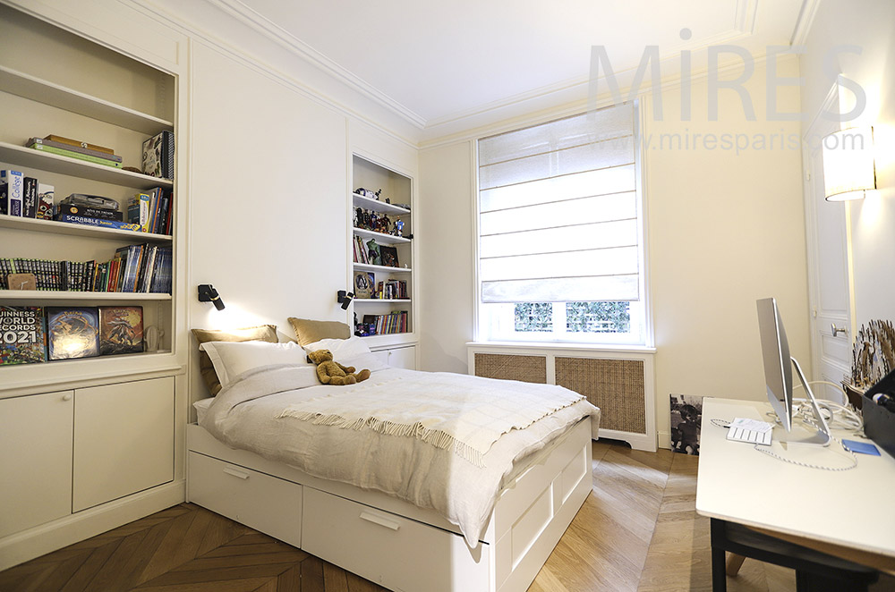 C1879 – White bedroom, built-in shelves