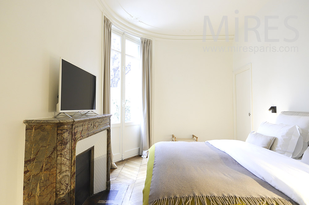 C1879 – White bedroom, marble fireplace