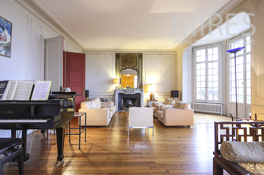 Salon blanc et piano noir. C1880