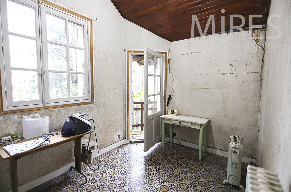 C1880 – Laundry room with balcony