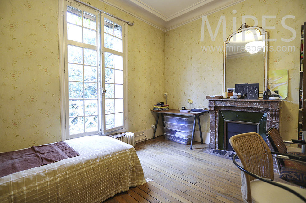 C1880 – Yellow vintage bedroom