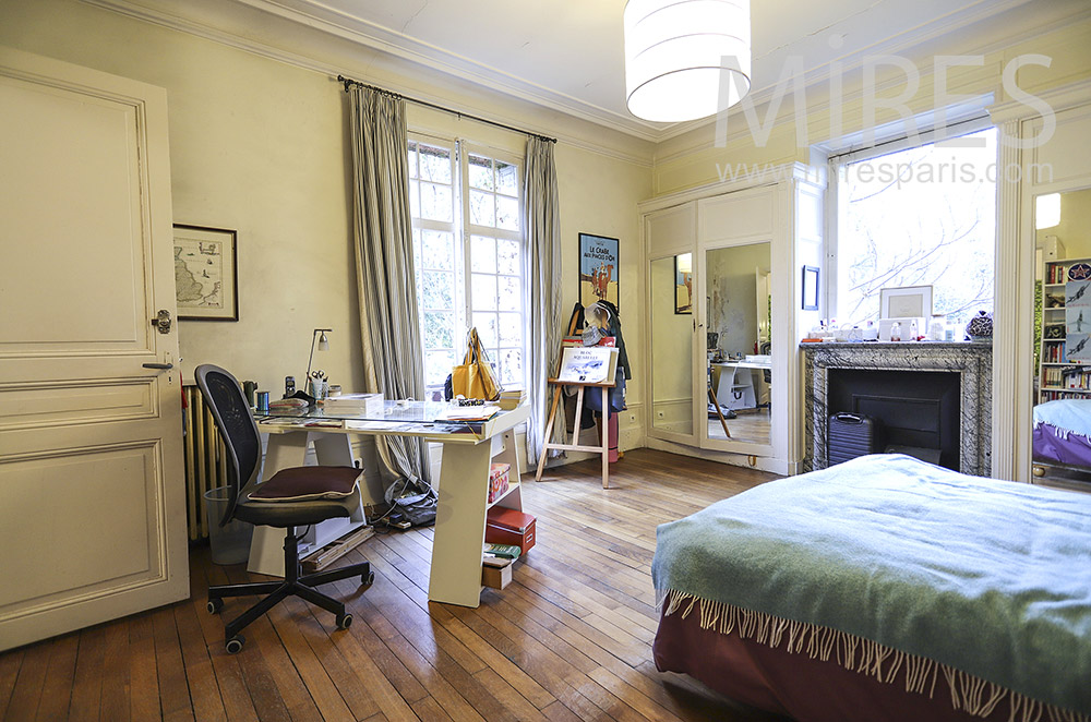 C1880 – Nice teenage bedroom