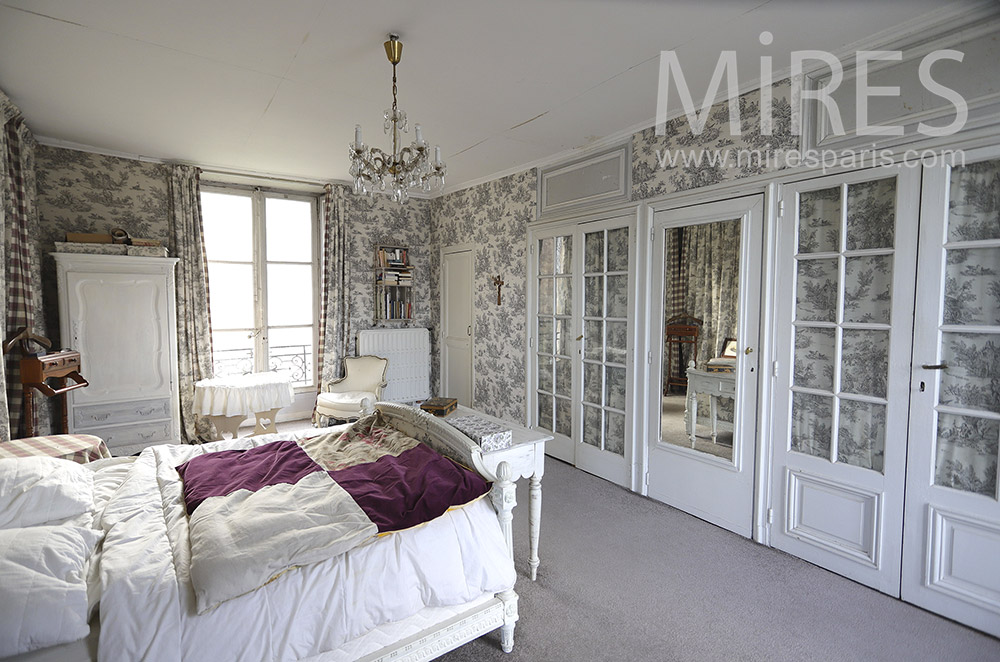 C0338 – Large classic bedroom with wallpaper