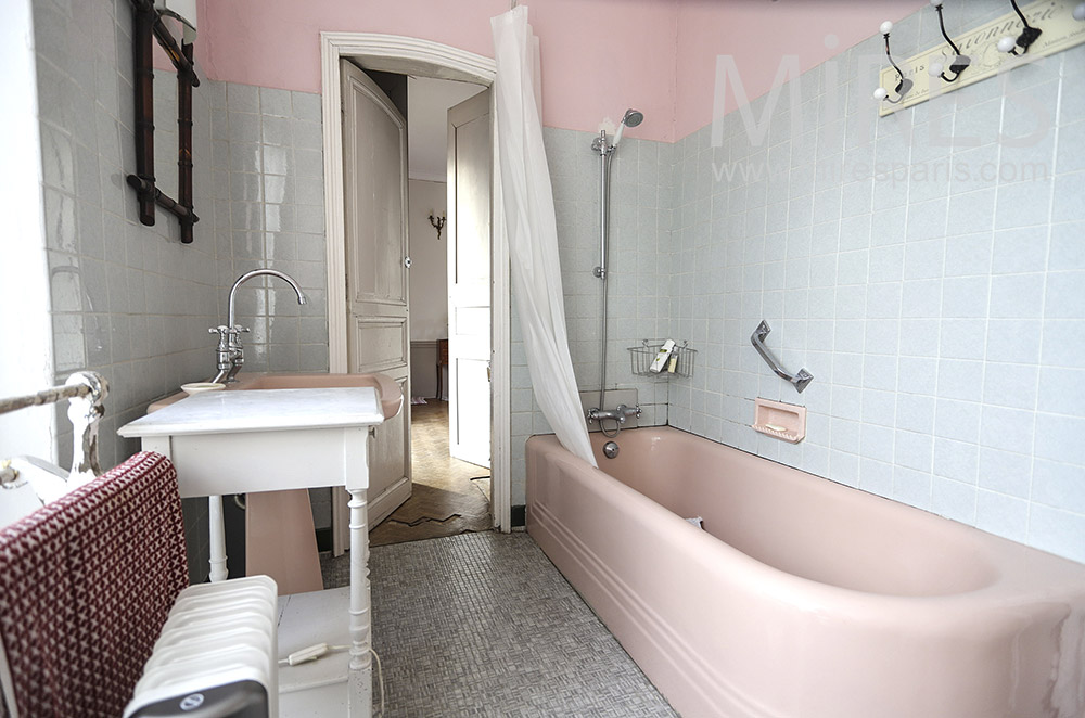 C0338 – Retro bathroom