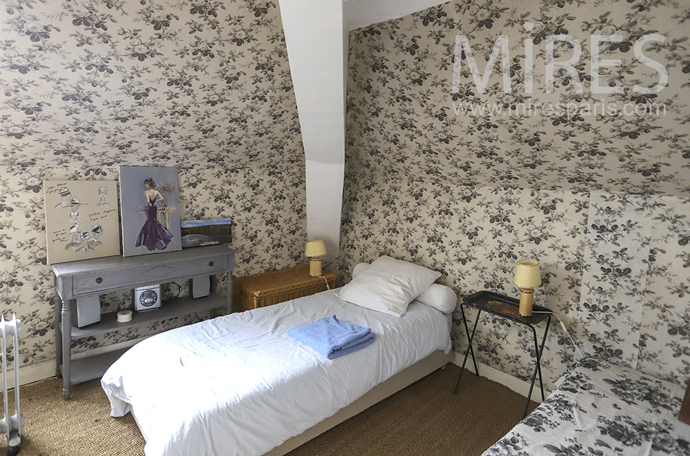 C0338 – Small rooms with wallpaper