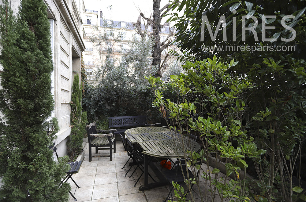 Petite terrasse protégée. C1888