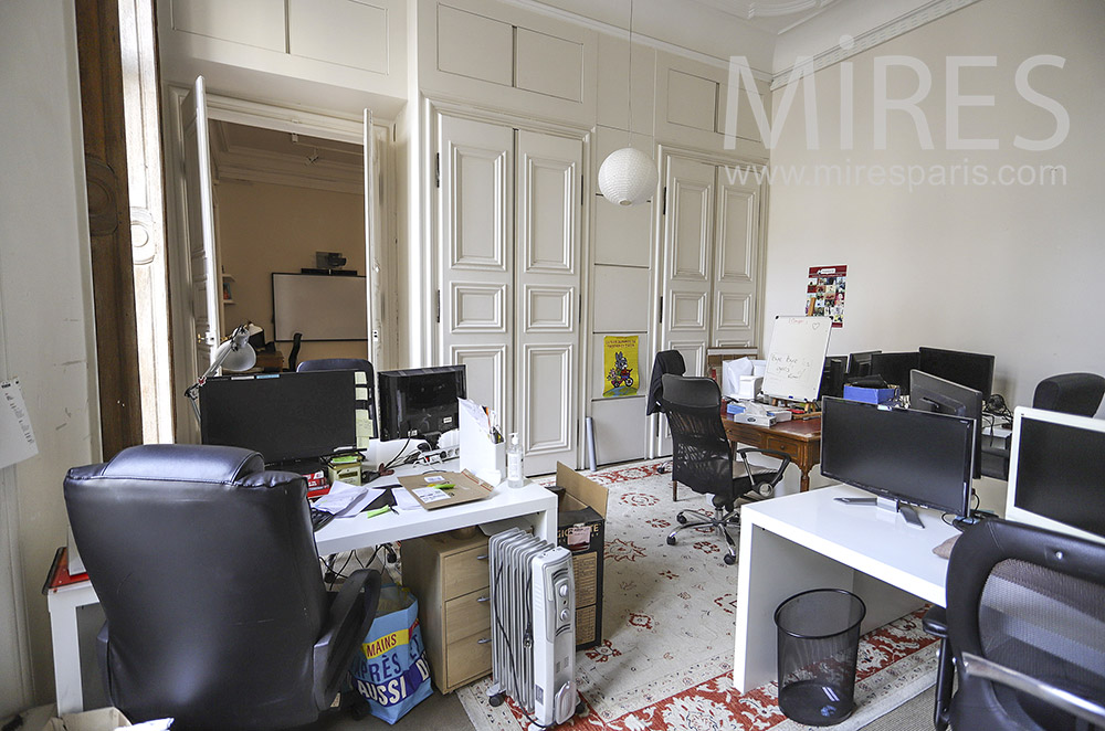 C1891 – Bureau et boiseries blanches