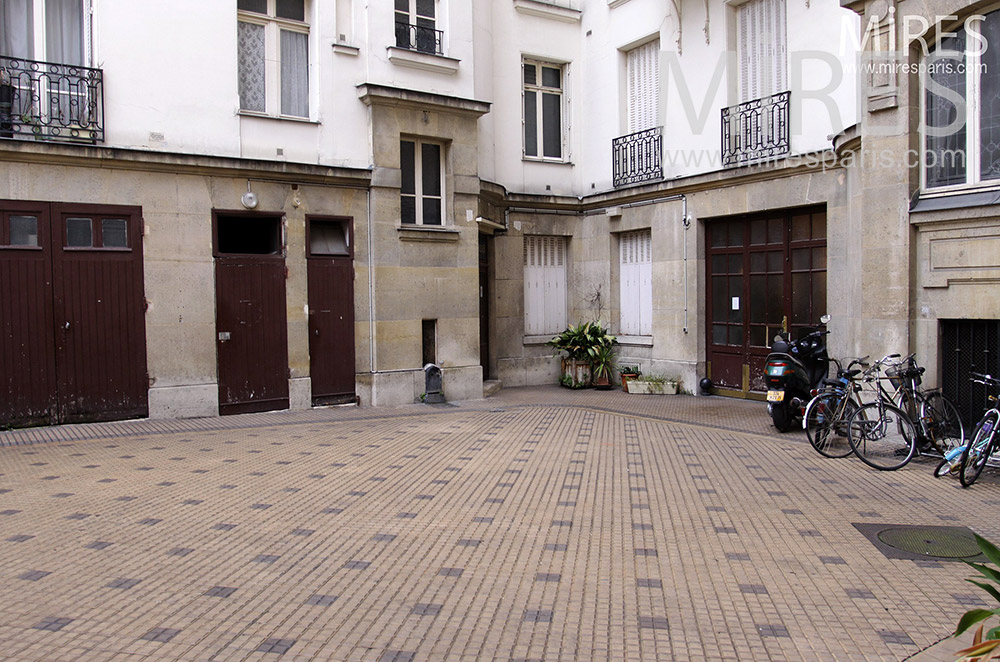 C0193 – Building courtyard