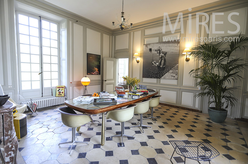 Salle à manger moderne de château. C1897