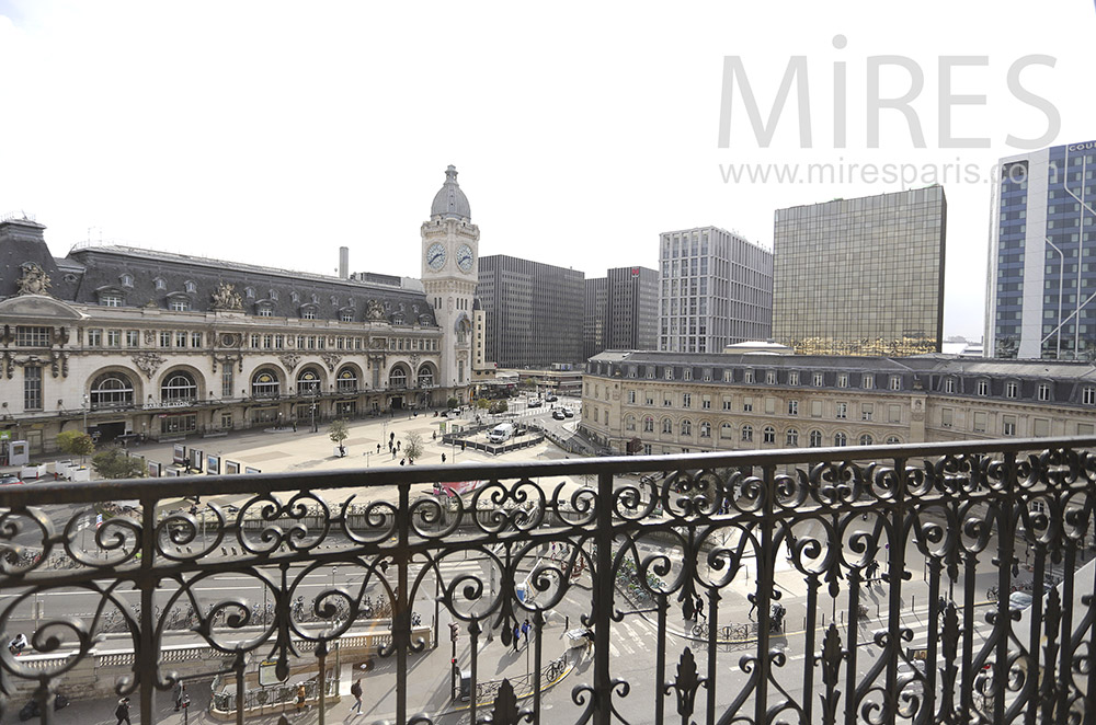 Balcon avec vue sur le gare de Lyon. C1899