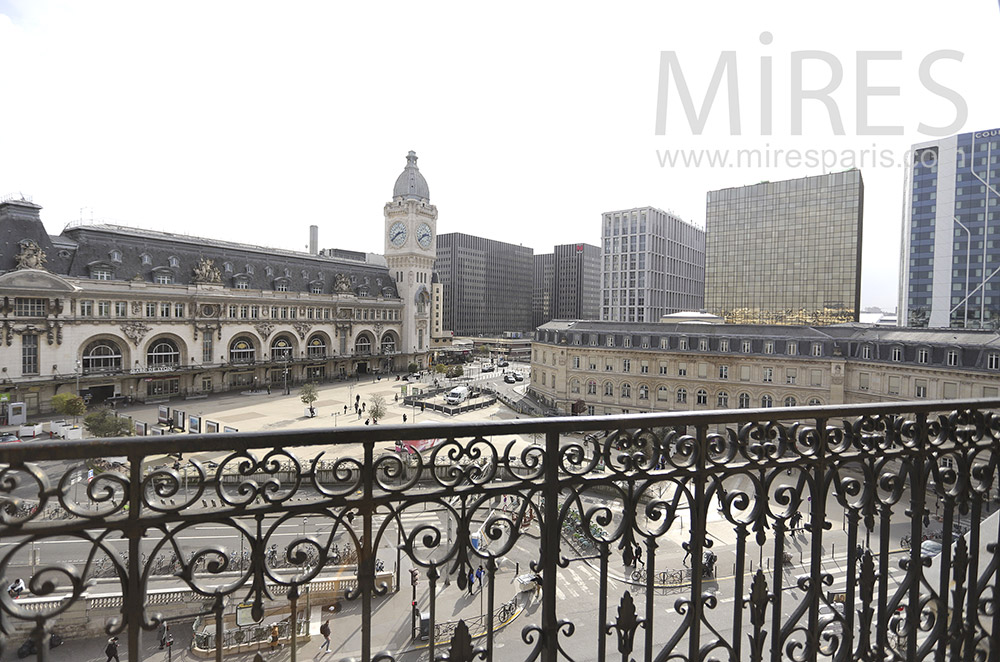 C1899 – Balcon avec vue sur le gare de Lyon