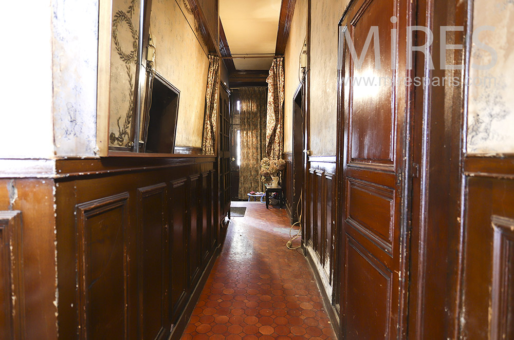 C1901 – Weathered corridors