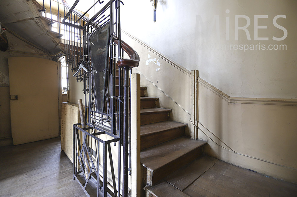 C1901 – Vieil escalier en bois