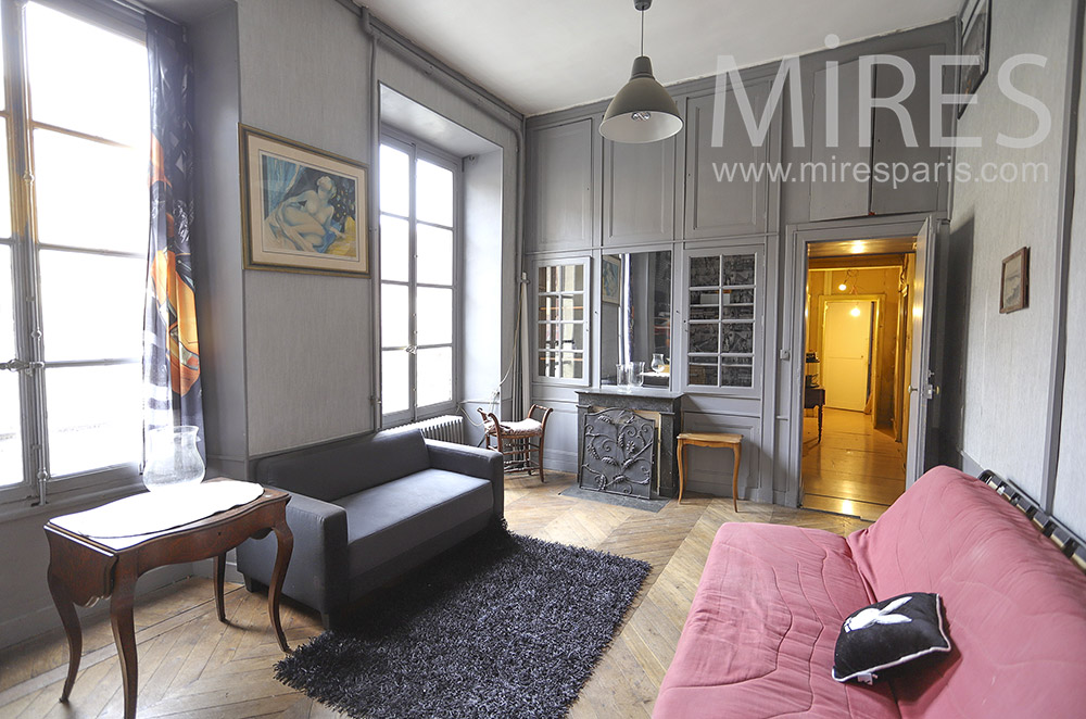 C1901 – Vintage pink and gray living room