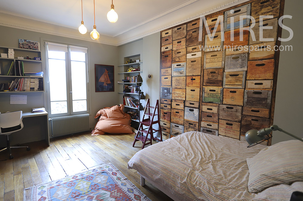 C1902 – Bedroom with wallpaper