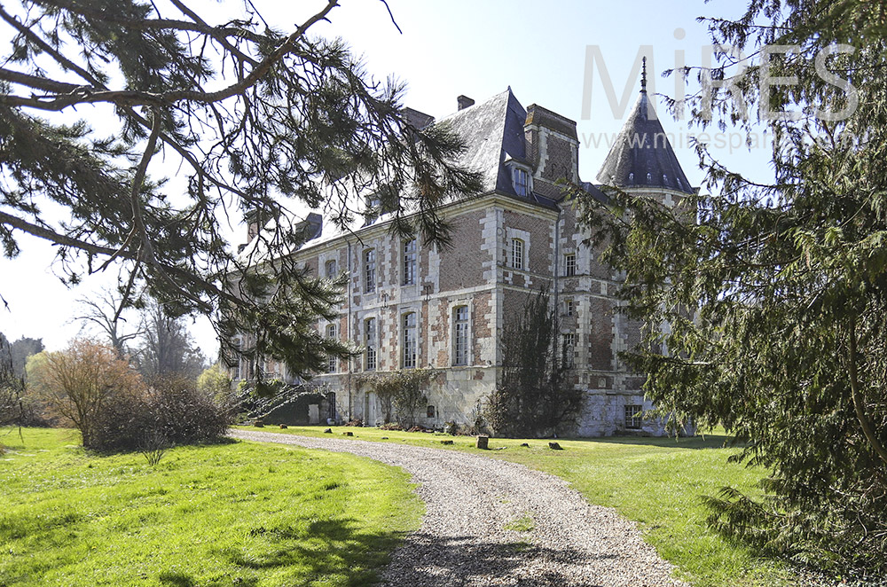 C1905 – Beautiful countryside castle