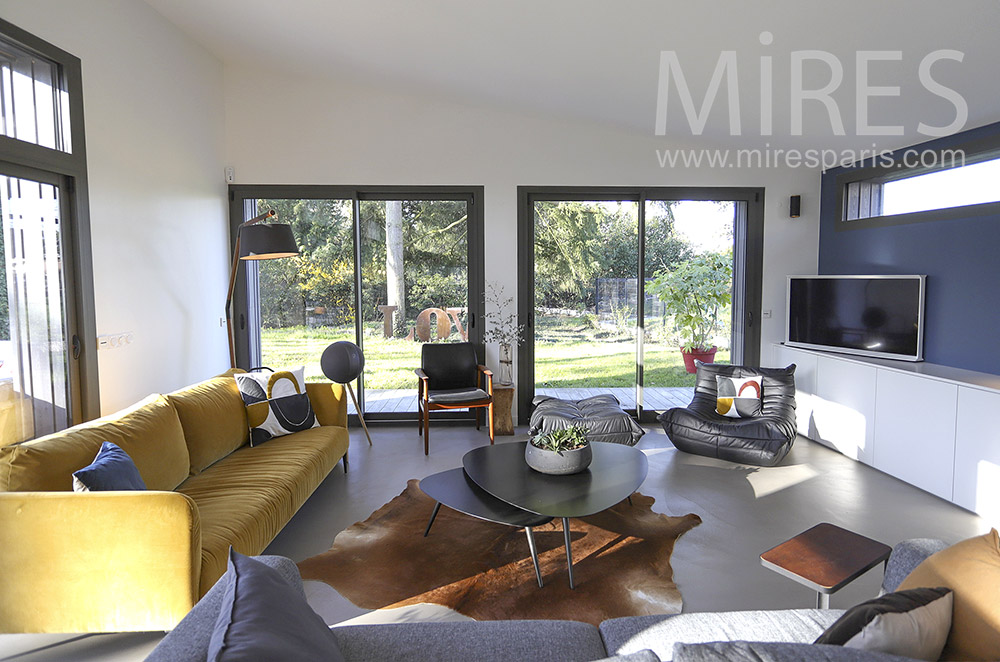 Bright modern living room. C1904