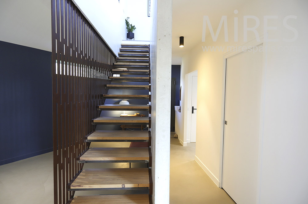 C1904 – Modern straight staircase