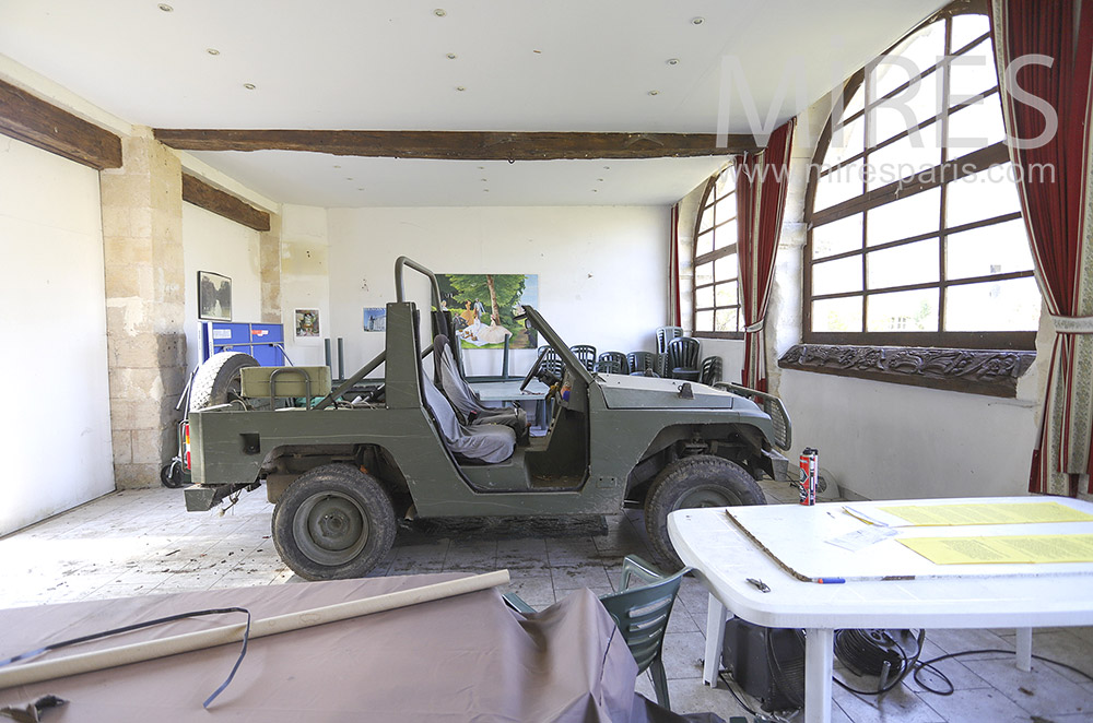 C1905 – Jeep garage