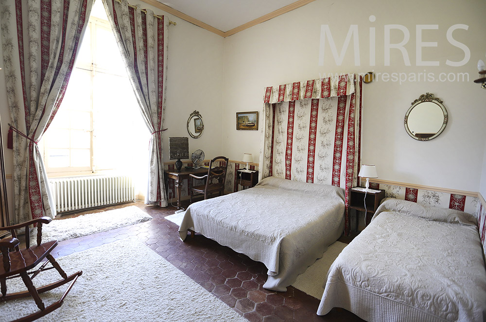C1905 – Retro bedroom with terracotta tiles