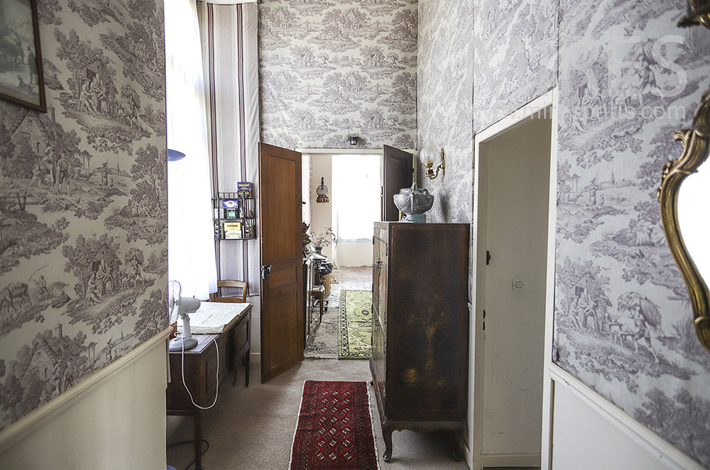 C1905 – Hallways and wallpaper