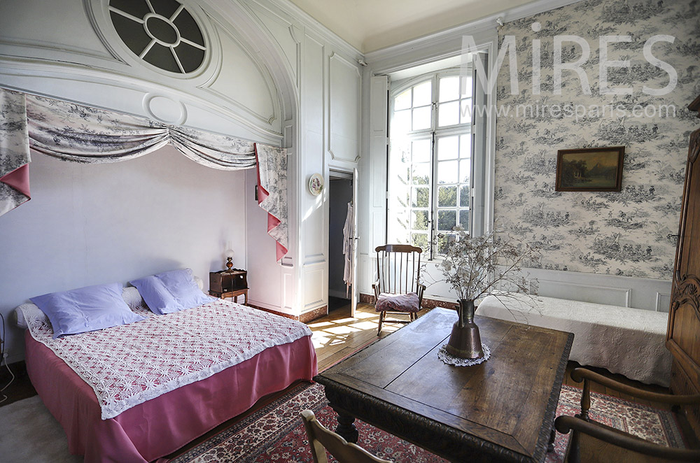 C1905 – Large retro bedroom, wallpaper