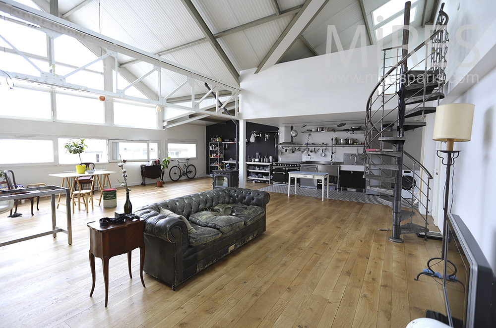 C1911 – Bright and spacious loft