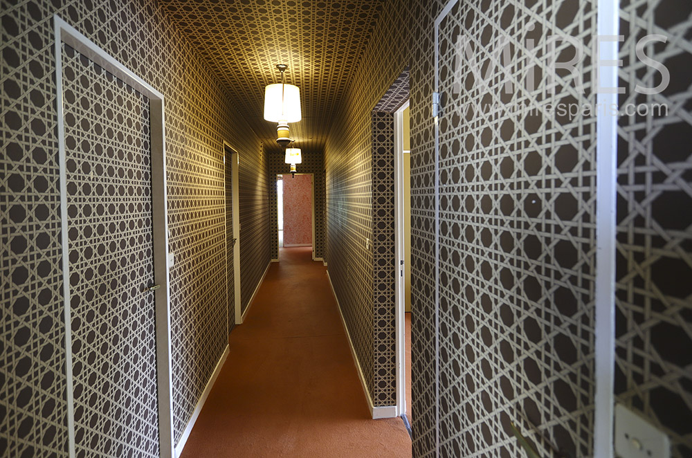 C1528 – Hallway and geometric wallpaper