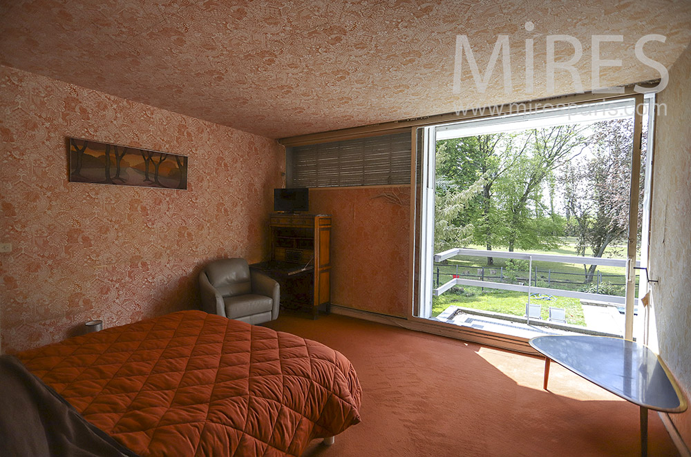 C1528 – Bedroom with bay window, wallpaper and carpet