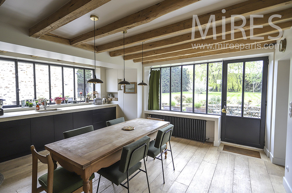 C1906 – Beautiful bright kitchen