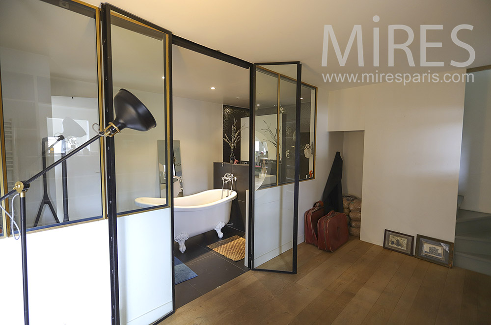 C1911 – Freestanding bathtub and glass roof